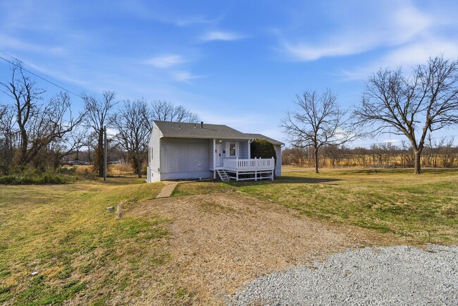 Foto del edificio - Newly Remodeled Duplex in Grove | Immediate Move In