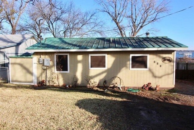Building Photo - 908 W Lake Dr