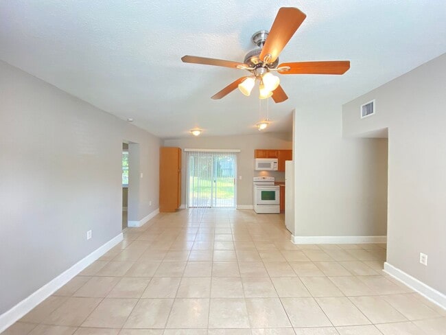 Building Photo - Available Now! 2/2 Bungalow near Downtown