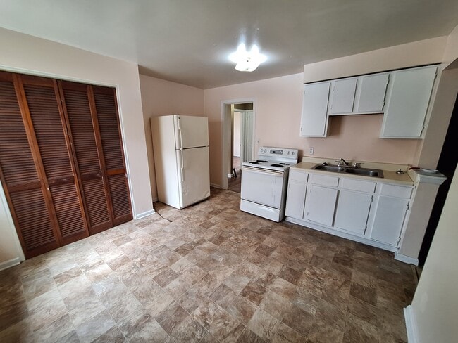 Kitchen - 3012 Penway Ave