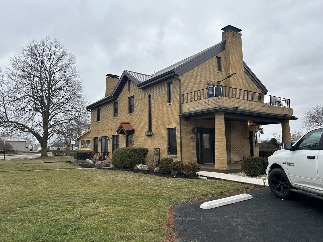 Upper level apartment - 547 N Broadway St
