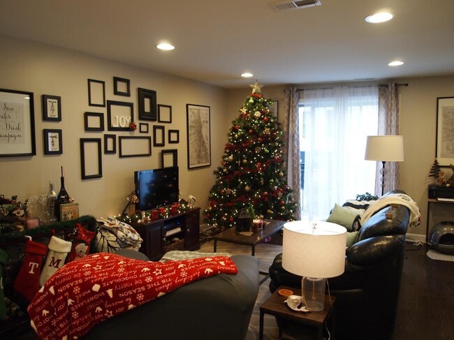 Foto del edificio - 3303 N Southport Ave