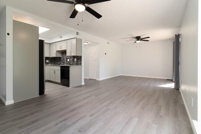 Foto del edificio - "Coastal Charm Awaits: Stylish 2-Bed Condo in a watefront complex in Fort Walton Beach!"