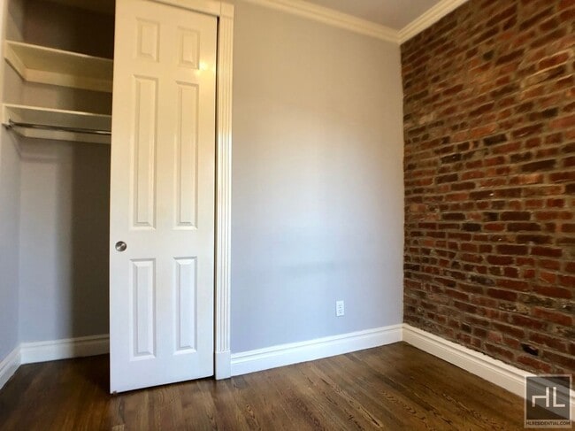 Building Photo - Mott Street