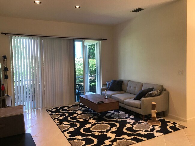 Foto del edificio - Rare Find! Gorgeous 3/2 villa with garage in Boca Pointe!