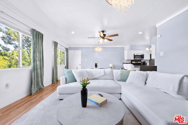 Foto del edificio - 12801 Moorpark St