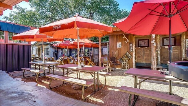 Foto del edificio - 10250 Western Oaks Rd