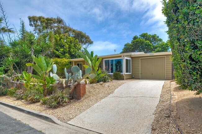 Building Photo - Coastal Living - Minutes from the Beach