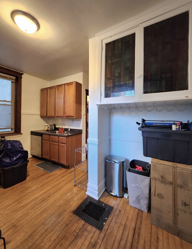 Building Photo - Updated 1 bedroom apartment with high ceil...