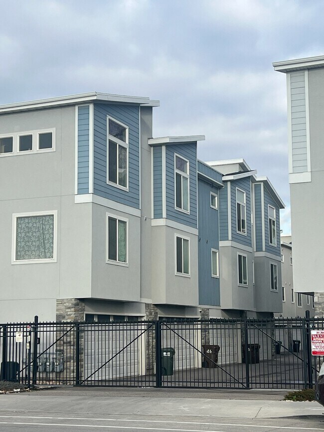 Building Photo - 90 Brooklyn Park Ln