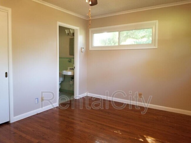 Foto del edificio - 16 Twin Oaks Pl