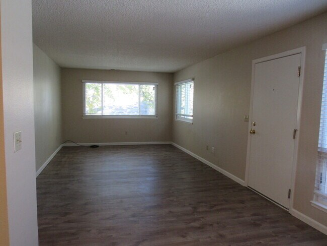 Building Photo - 775 Kingston Lane F