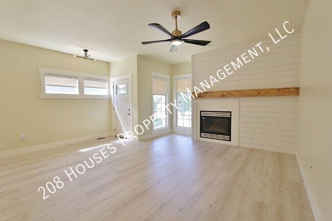 Building Photo - Immaculate Single-Level Home