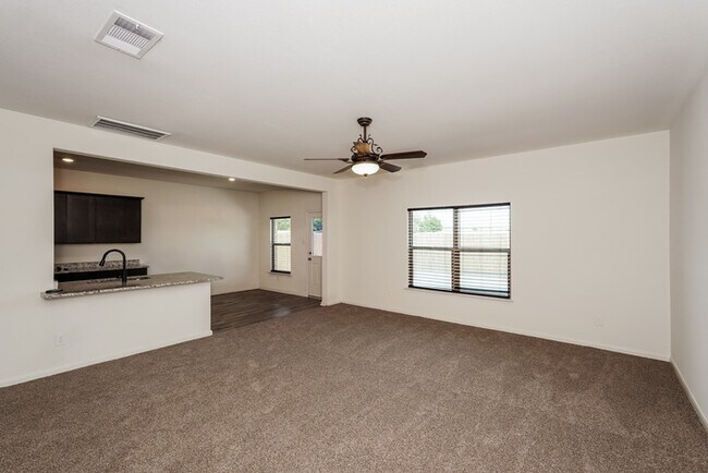 Foto del edificio - Spacious Two-Story Living in Ferris, TX