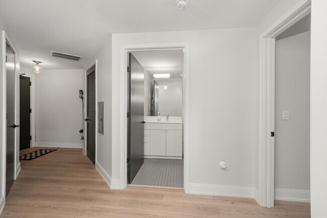 Building Photo - 941 W Belmont Ave