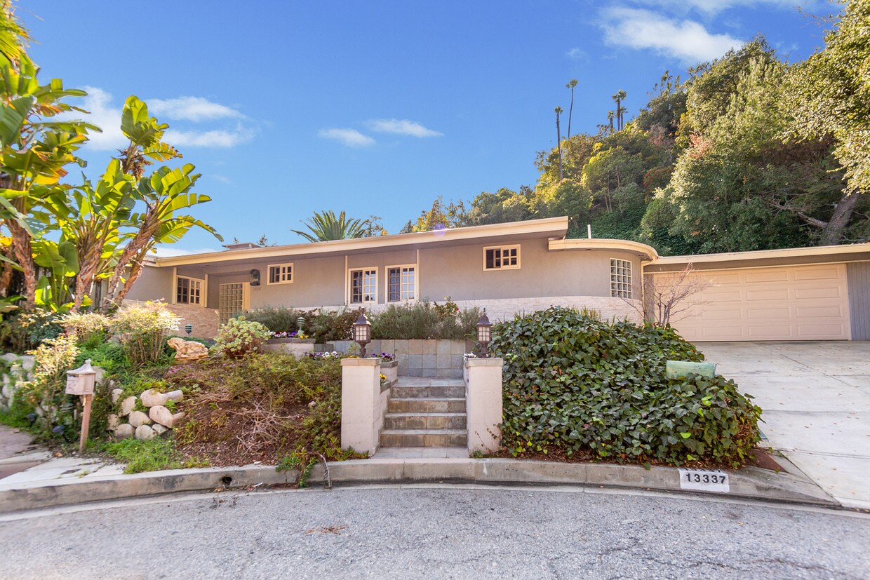 13337 Westcove Dr, Los Angeles, CA 90049 House for Rent in Los