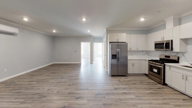 Building Photo - 680 Grand St