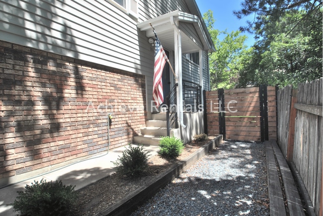 Building Photo - 106 River Heights Blvd