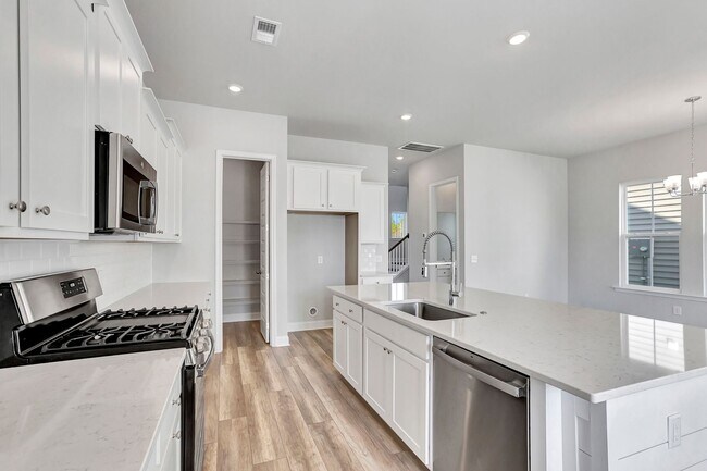 Foto del edificio - Stylish Corner Lot Home Featuring Front & ...