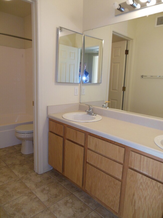 Building Photo - 1100 Goeglein Gulch #149