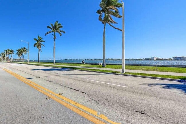 Building Photo - 917 N Flagler Dr