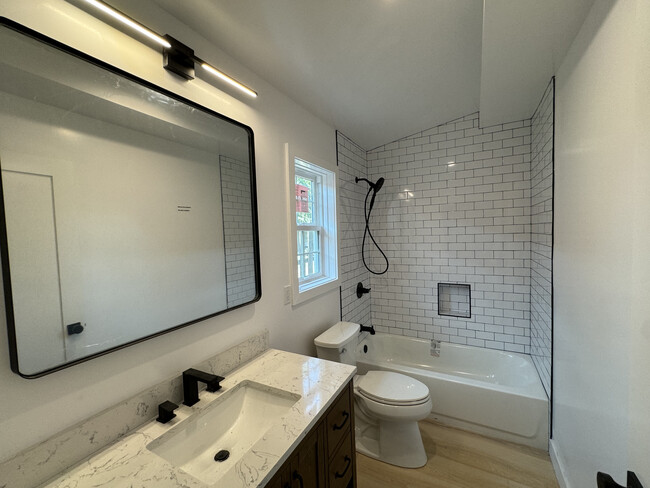 Ensuite Bathroom 521-1/2 - 521 Mission St