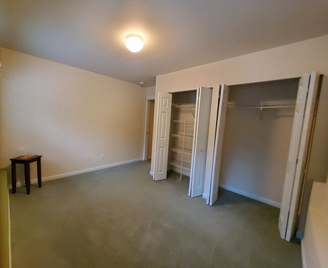 Building Photo - Super Cute DOWN STAIRS APARTMENT in Lakela...