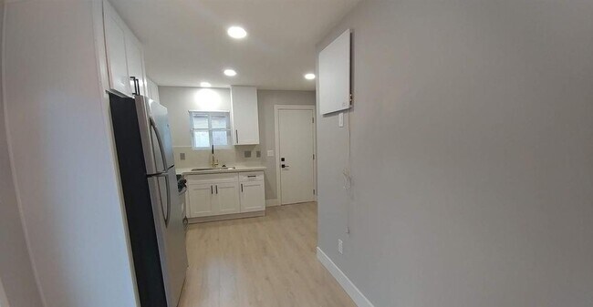 Foto del edificio - 4450 Newton Ave