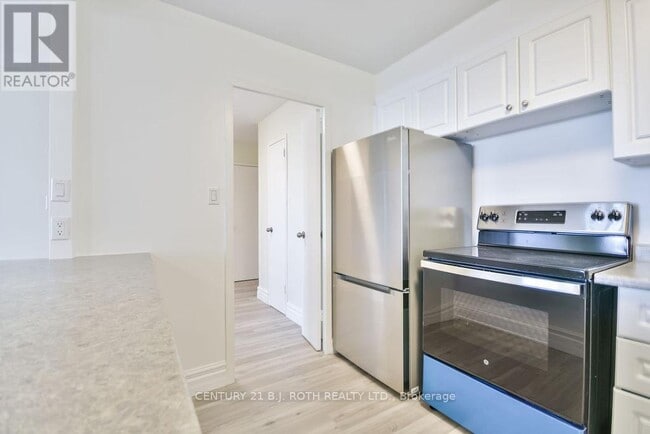 Building Photo - 2 Grove St E