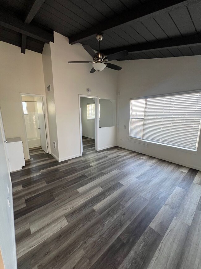 Building Photo - Beachside Studio with ocean view