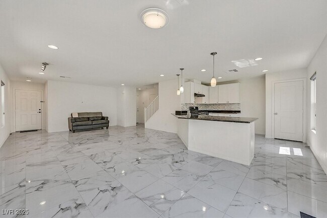 Building Photo - 8755 Spanish Ridge Ave