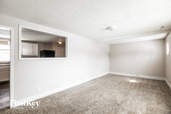 Building Photo - 900 Maple Lane