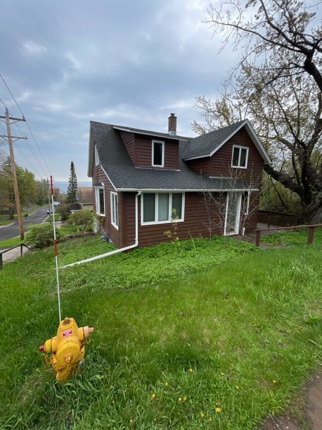 Building Photo - 1232 E 7th St