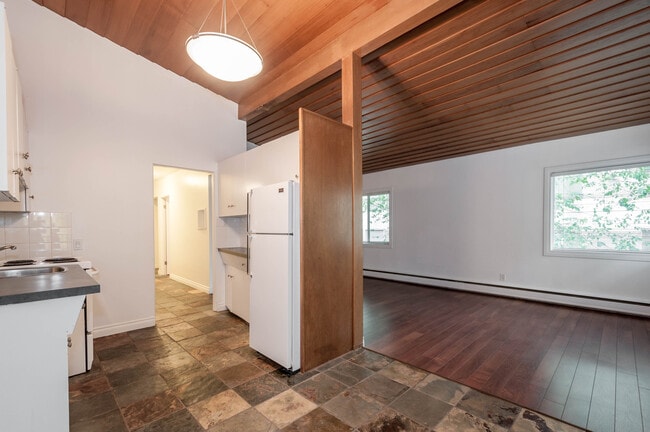 Building Photo - Leslie