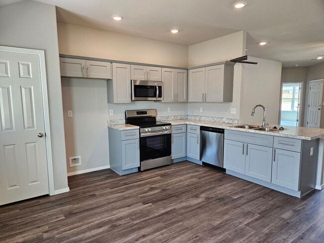 Building Photo - PRE-LEASING FOR AUG 10 MOVE-IN - Newer 4 bedroom / 2 bathroom home!