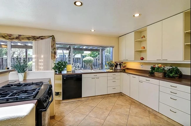 Building Photo - 334 Los Pinos Way