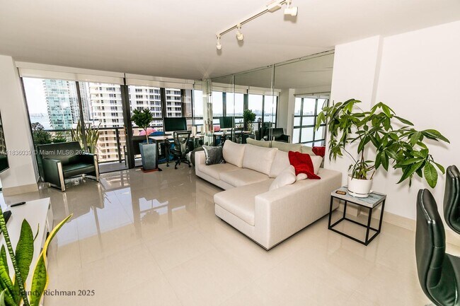 Foto del edificio - 600 NE 36th St