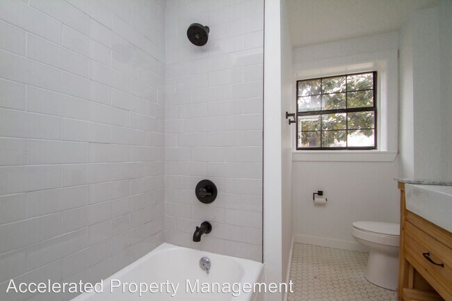 Building Photo - 511 W 16th St
