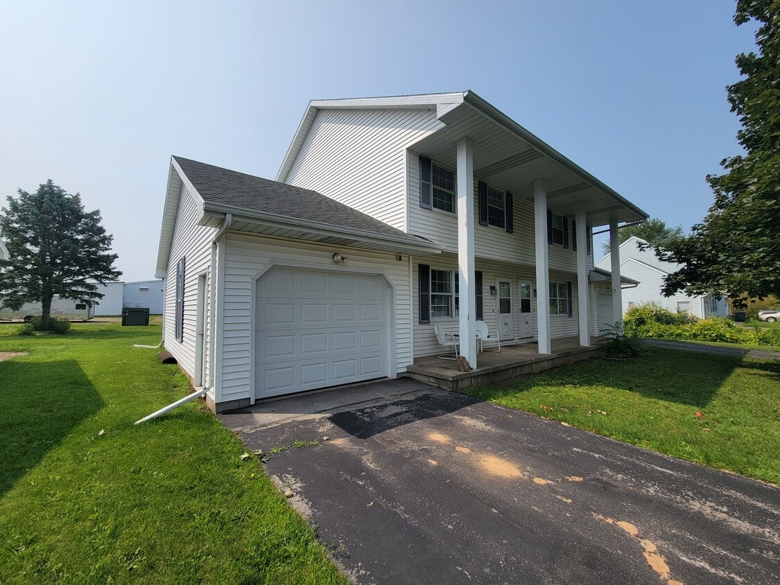 732 Crestview Dr Unit 732, Seymour, WI 54165 Condo for Rent in