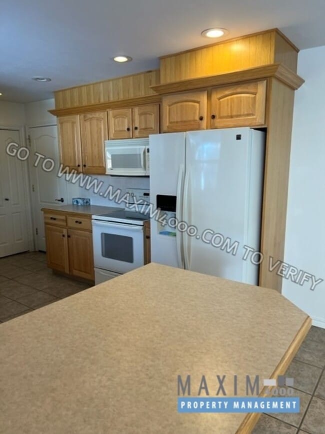Building Photo - 2812 GRAND VIEW DRIVE - FANTASTIC 3-BEDROOM