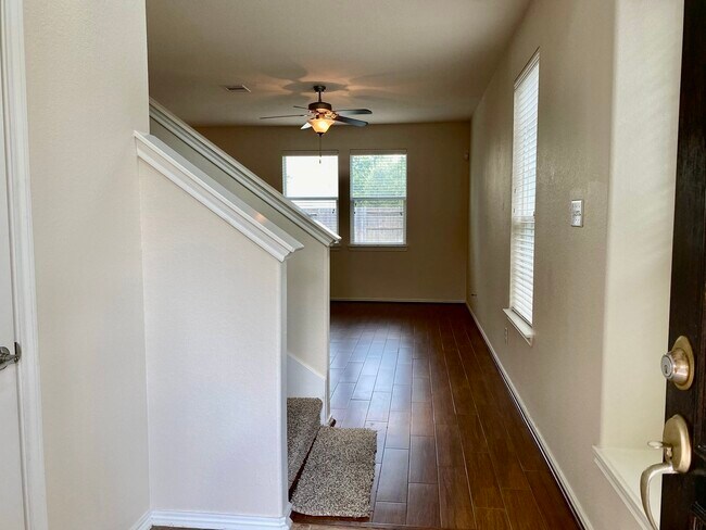 Foto del edificio - 6407 Densberry Ln