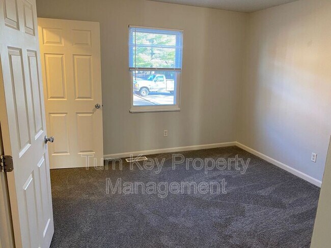 Building Photo - 315 Green Valley Dr
