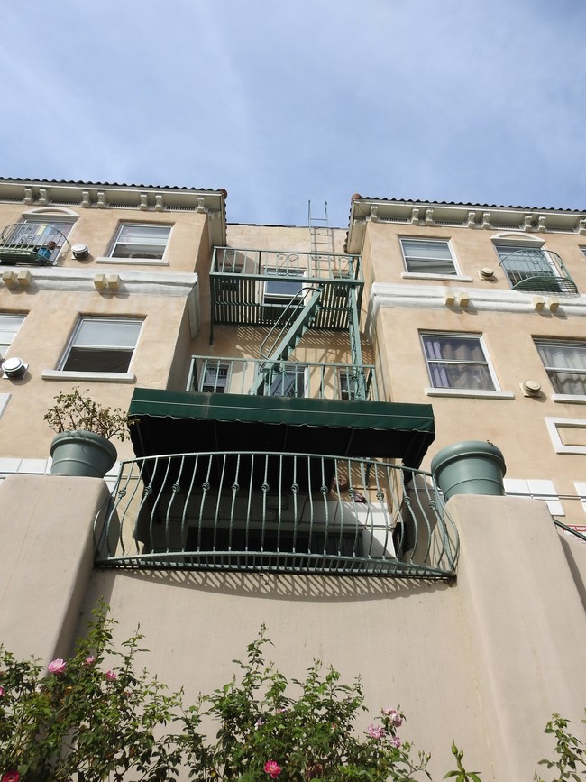 Foto principal desde la calle - Gillman Studio Apartments