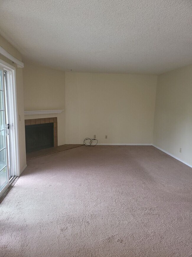 Building Photo - Lower Level Condo Unit Available in Gated ...