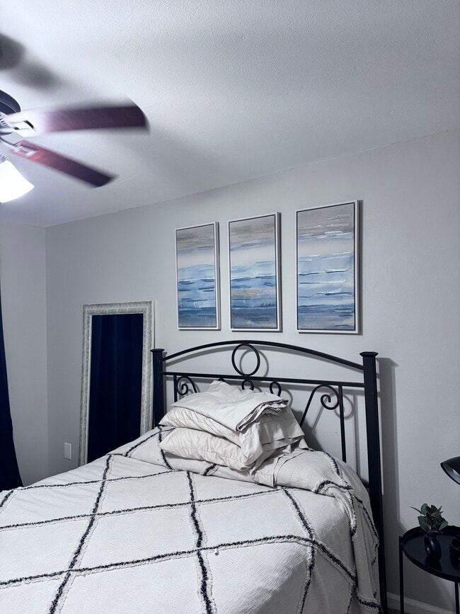 Building Photo - 5159 S Oaks Dr