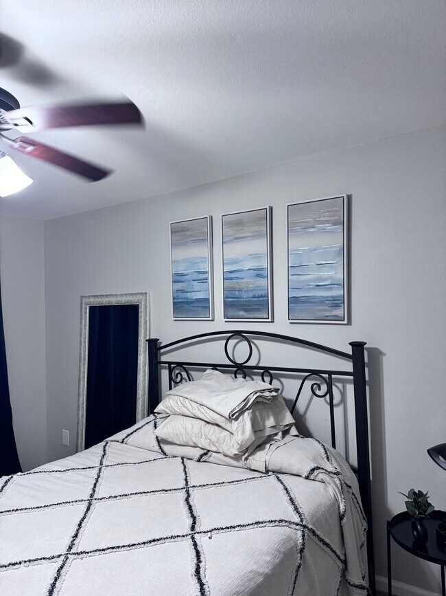 Master bedroom - upstairs (queen) - 5159 S Oaks Dr