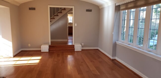 Foto del edificio - Spacious Tudor-style home in Woodridge DC convenient to Catholic U & Brookland Metro