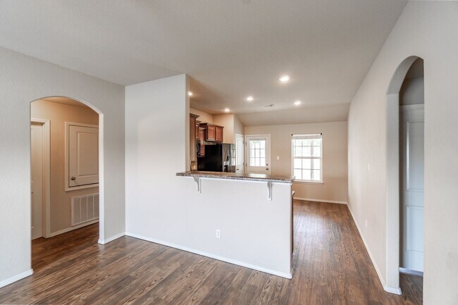 Building Photo - 2220 Ridgeway Ln