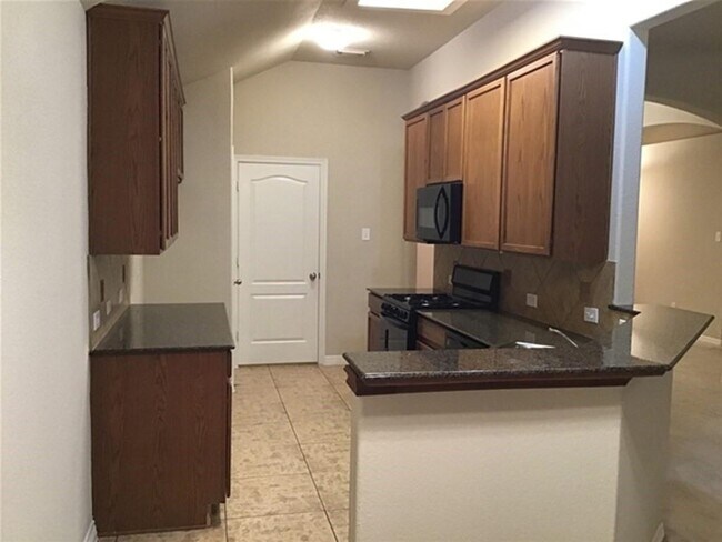 Building Photo - 8014 N Tarrytown Crossing Dr