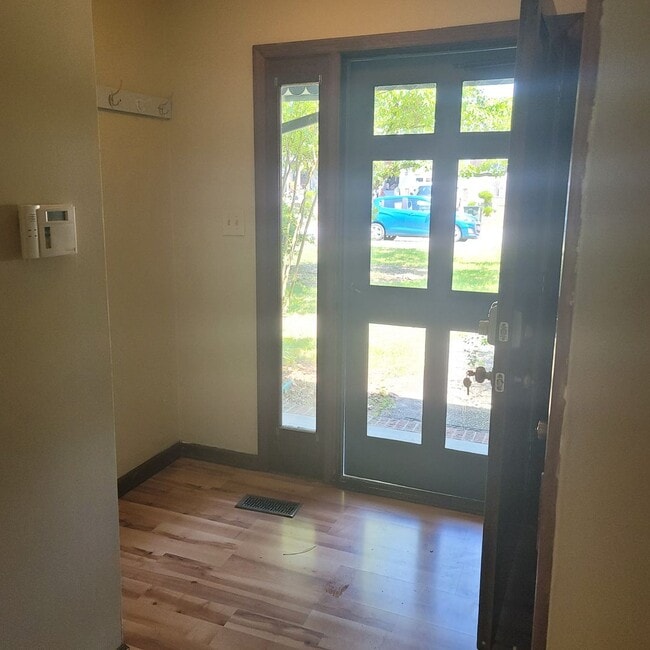 Building Photo - New Listing